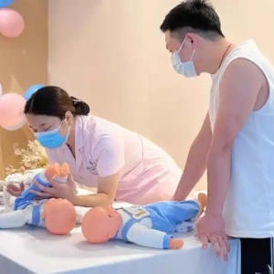 很多新手爸妈在育儿初期，几乎成了“大便观察员”